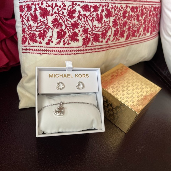 MICHAEL KORS Gift SET Sliver Tone bracelet  Heart Earrings Crystal NIX - Picture 6 of 6